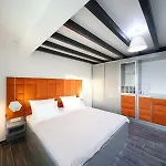 Boutique Cosmopolis 1 Bed and breakfast