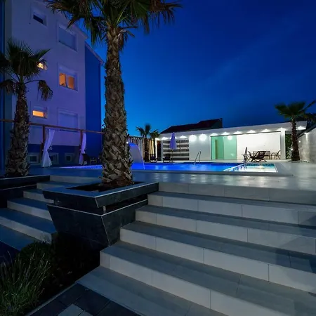 Boutique Cosmopolis 1 Bed & Breakfast 4*