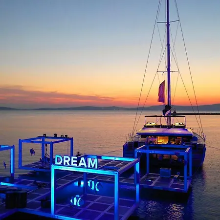 Boutique Cosmopolis 1 Nocleg ze śniadaniem 4*